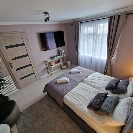 R&J Guesthouse Room Гріндавік Екстер'єр фото